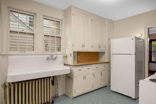 2406 W 54th Street, Minneapolis, MN 55410