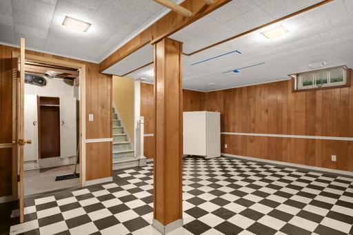 Good size laundry and utility room, plus a single toilet in the basement.