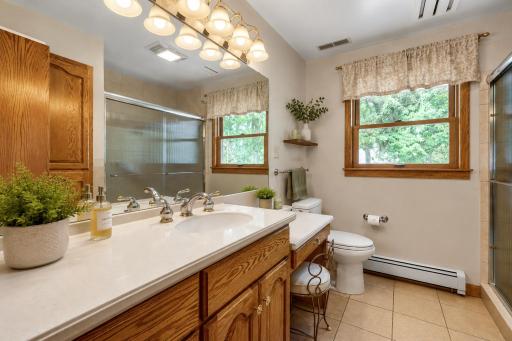 Upper Bath *Virtually Staged & Enhanced with AI*