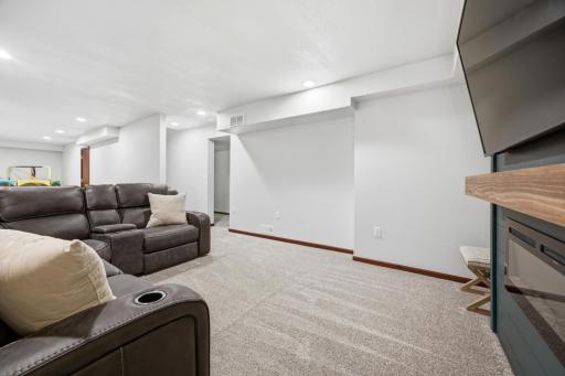 90 6th Street E, Horace, ND 58047