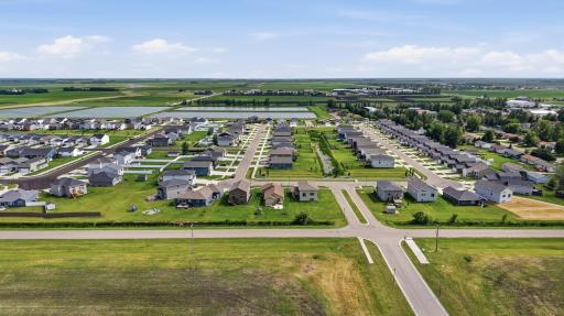 90 6th Street E, Horace, ND 58047