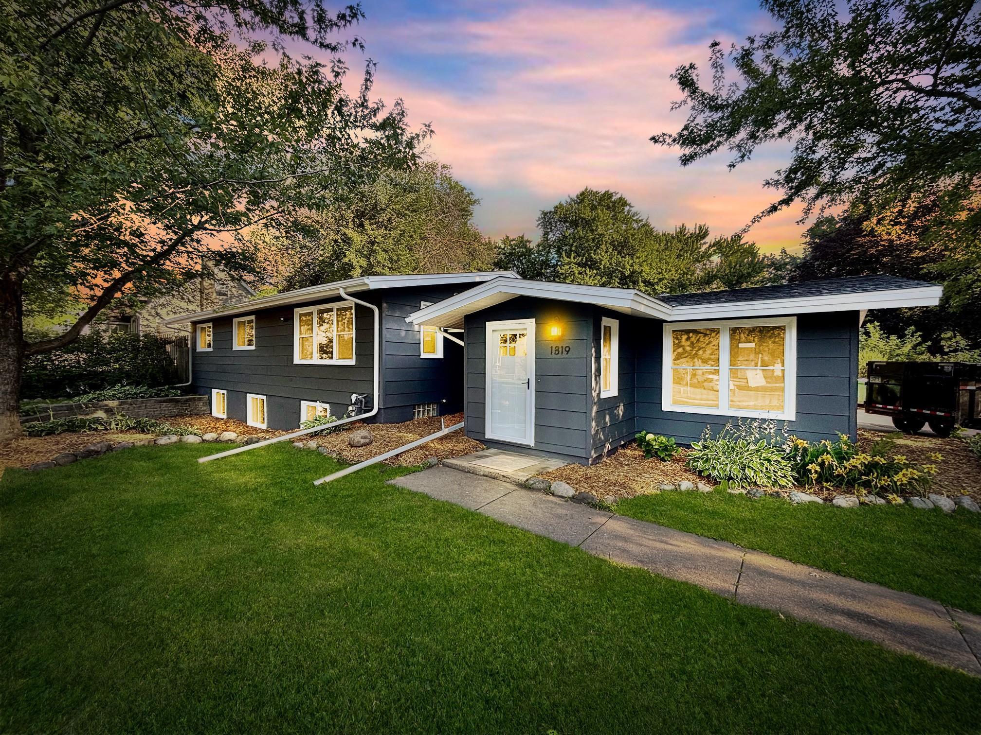 2 blocks from silver lake!