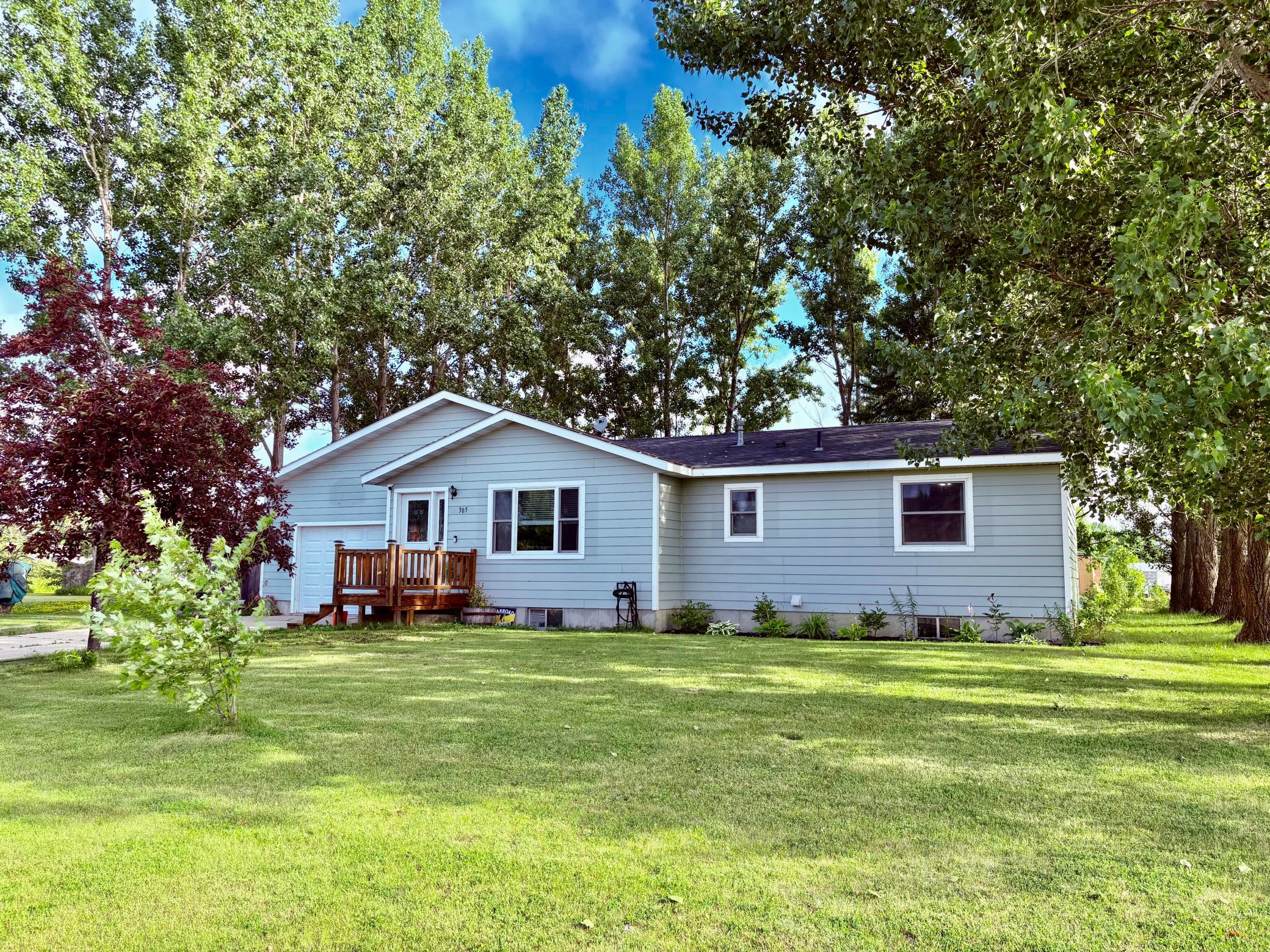 305 Lincoln Court SW, Warroad, MN 56763