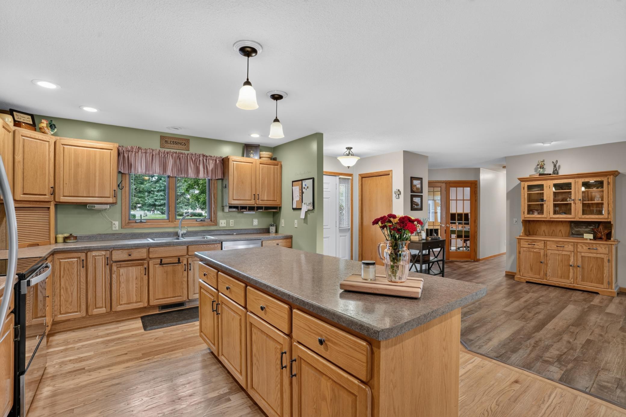 Kitchen/Entry