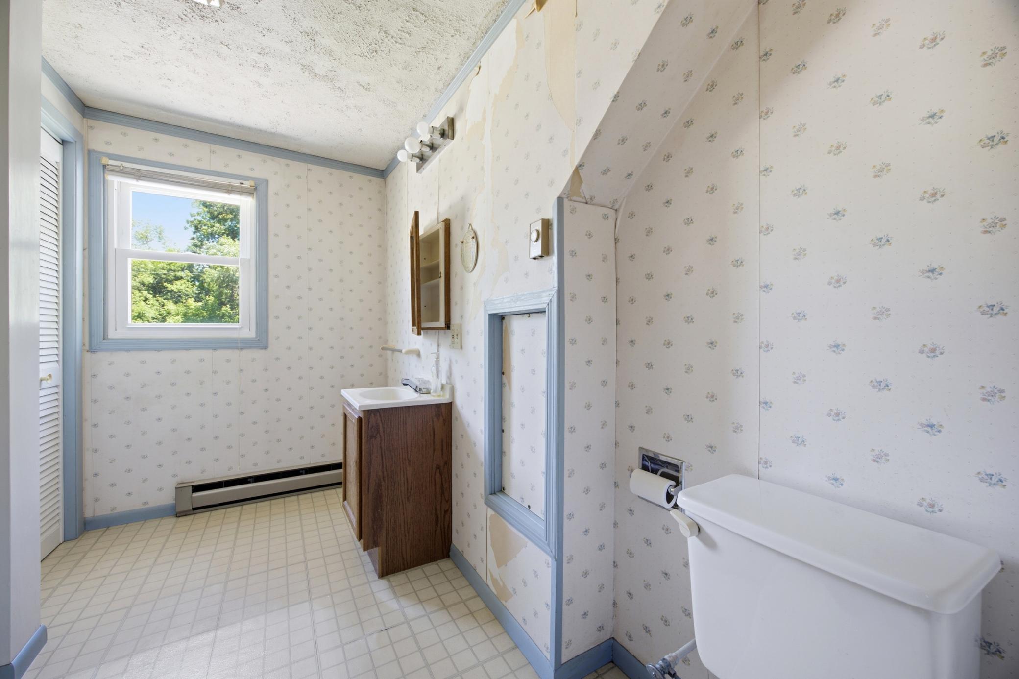 Upper 3/4 Bath 2.jpg