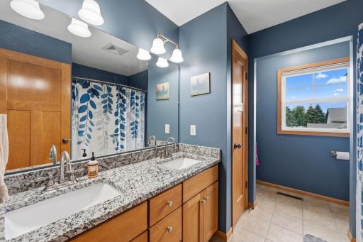 Upper Level 2nd Full Bathroom