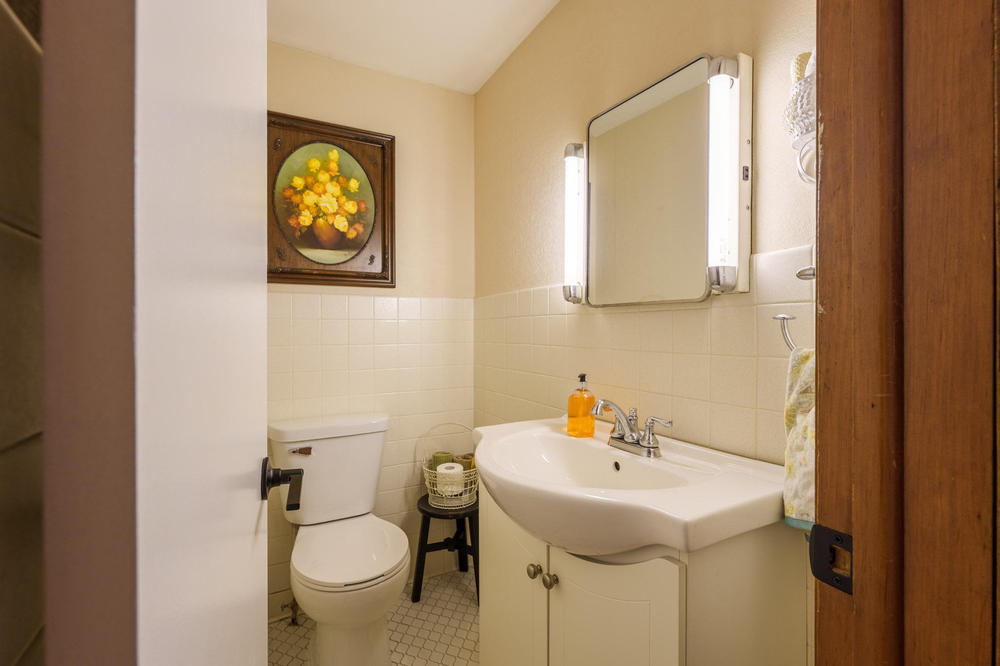 Second view of the 1/2 bath.