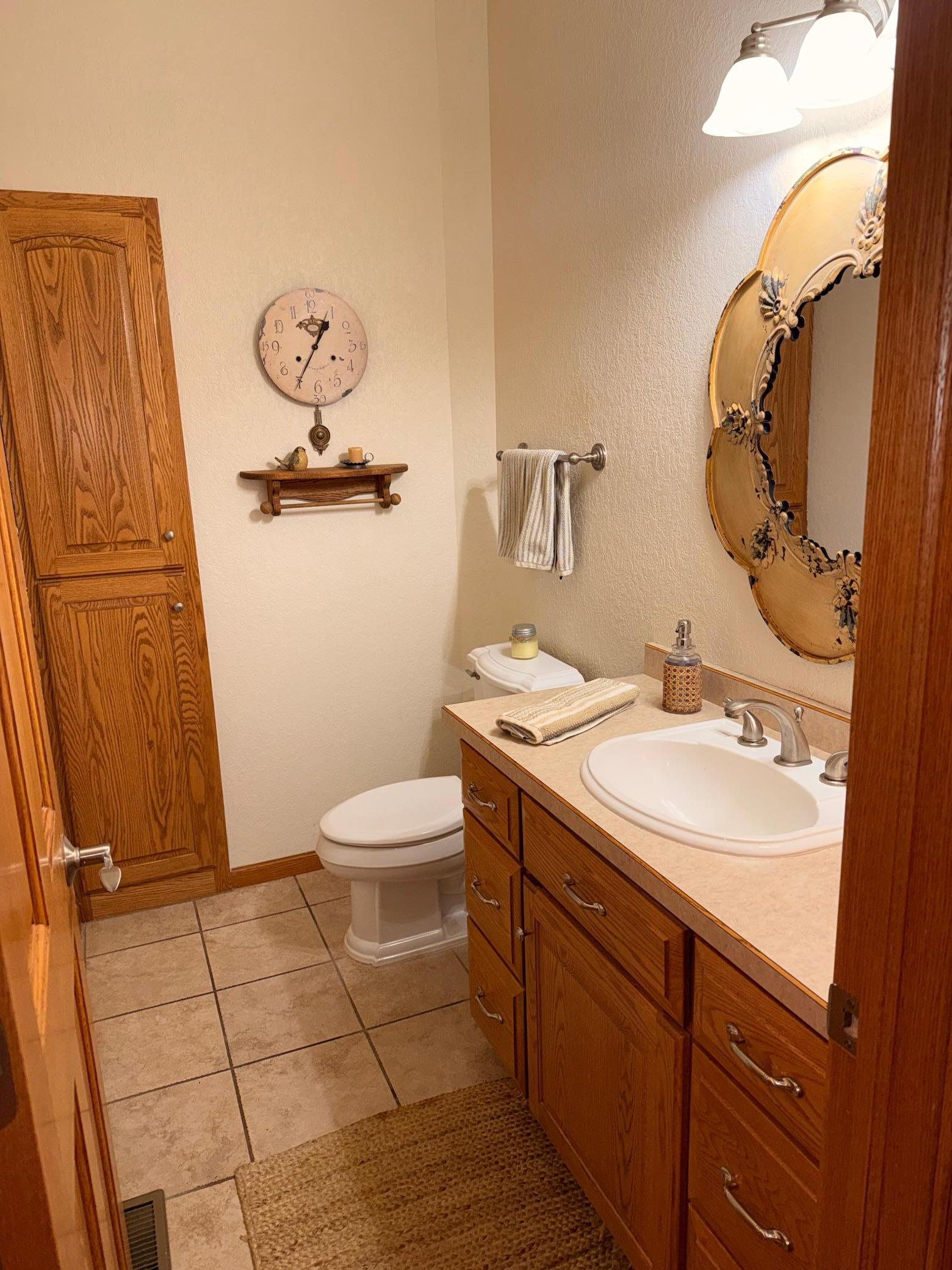 Main 1/2 bath