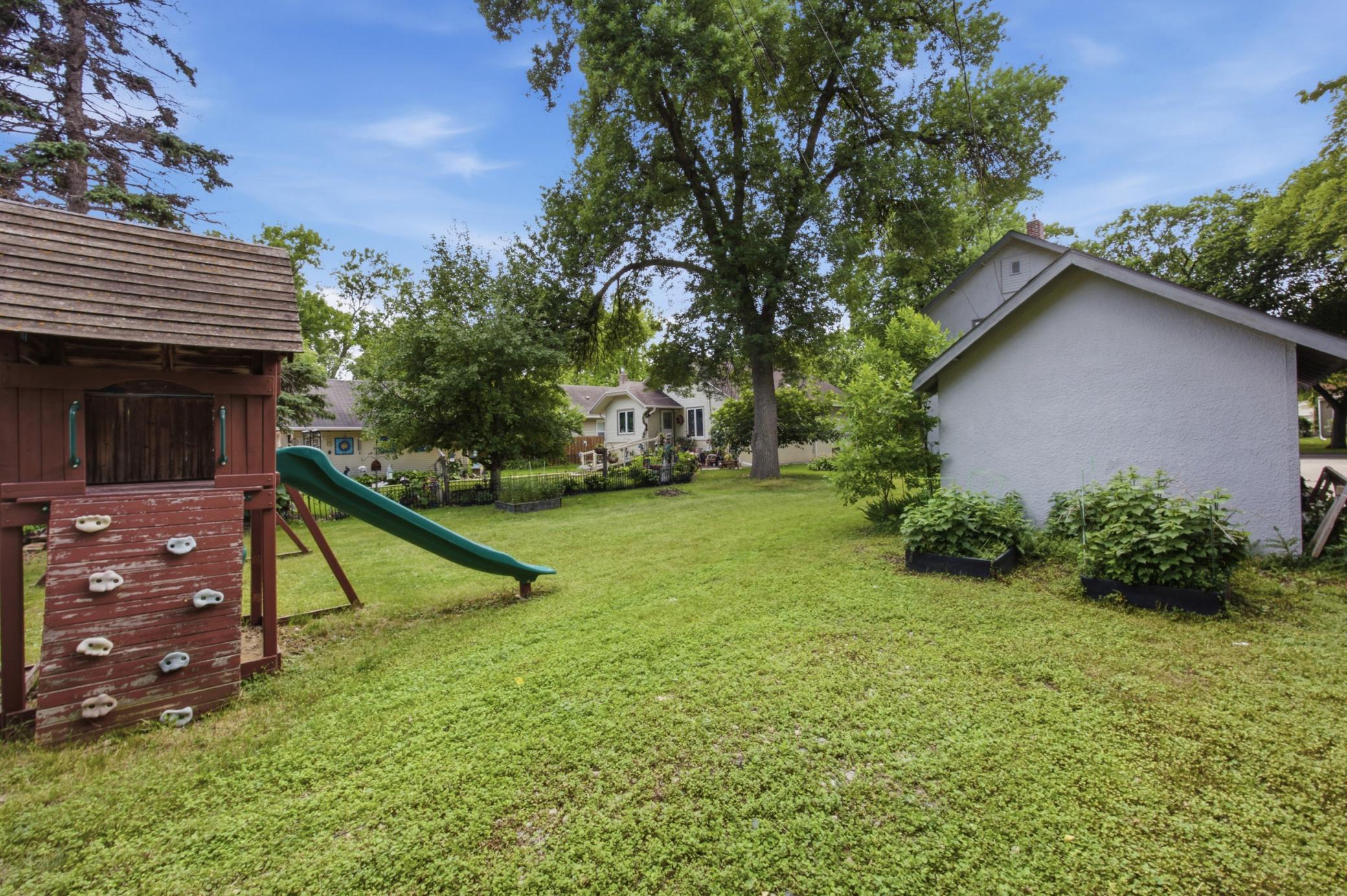 Baxkyard with play set