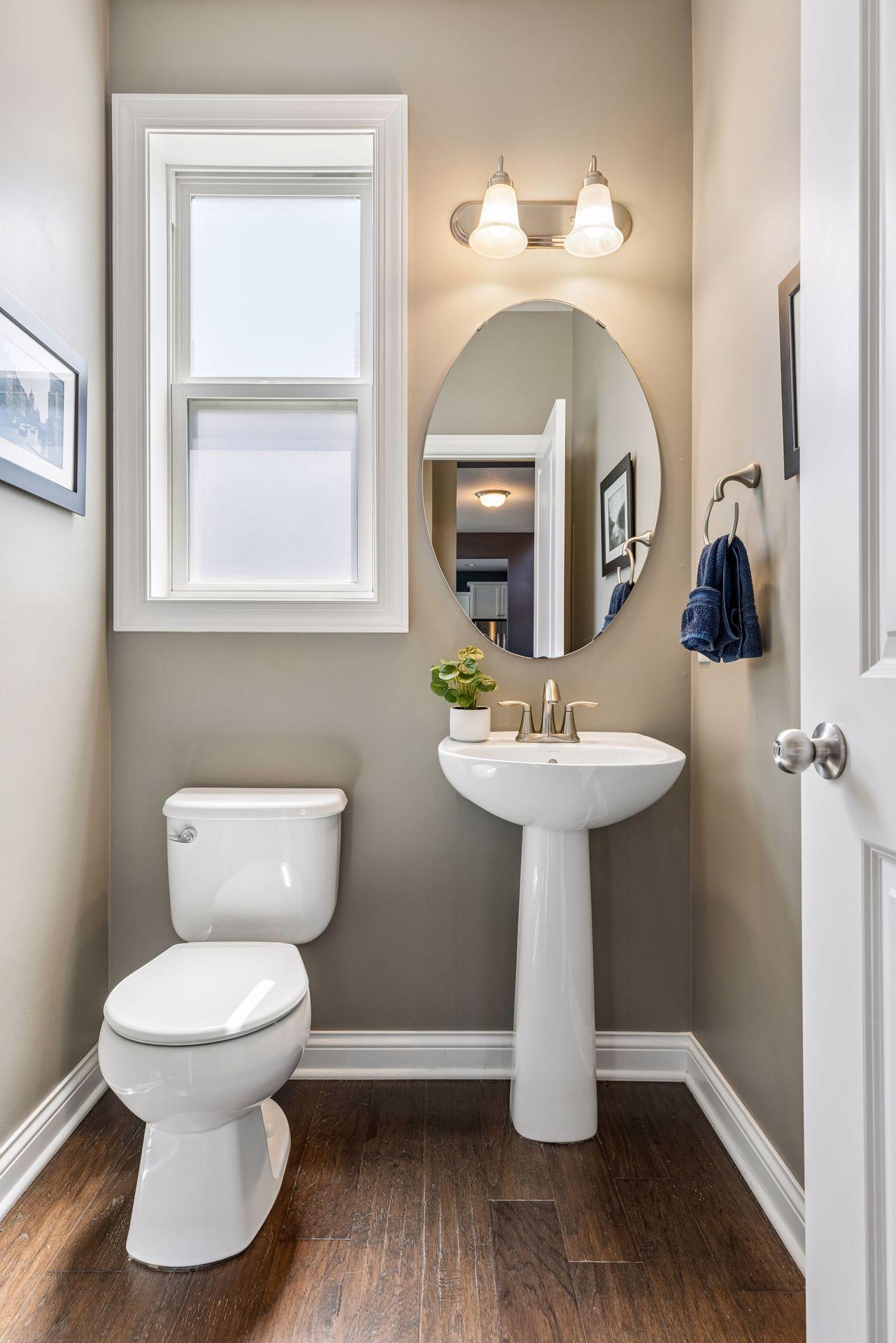 Main level 1/2 bathroom - 0025.jpg