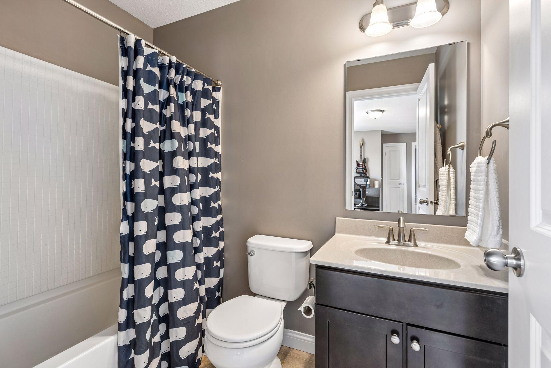 Upper level full bathroom - 0038.jpg