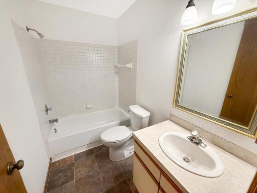 Full bathroom for the 2nd bedroom or guests