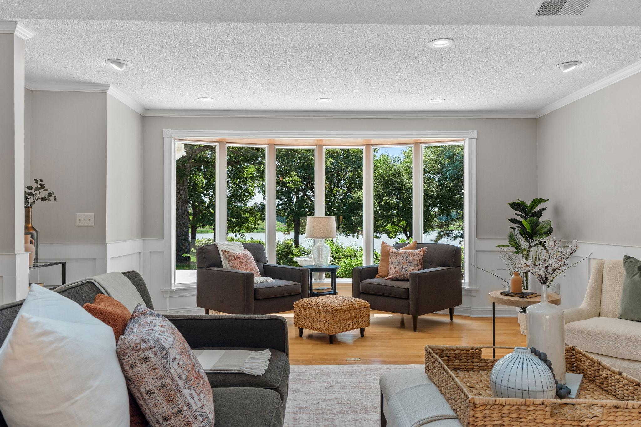 Pristine views of mature trees and the Mississippi River await you.