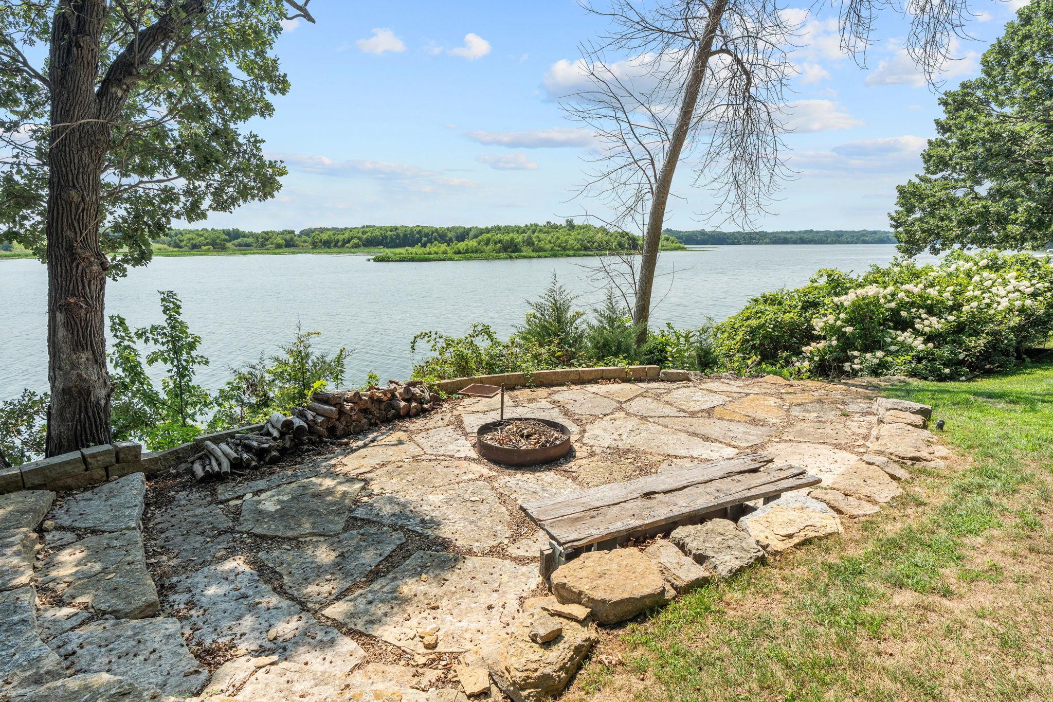 Watch boats, barges & eagles, or enjoy Watersports - swimming, waterskiing, wakeboarding/wake surfing right from your own property