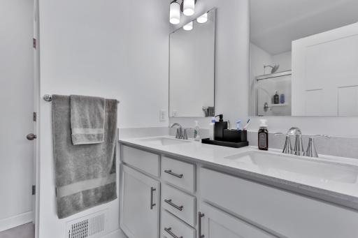 10813 Hinton Avenue S, Cottage Grove, MN 55016