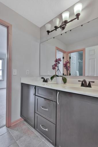 Upper level Jack and Jill full bath