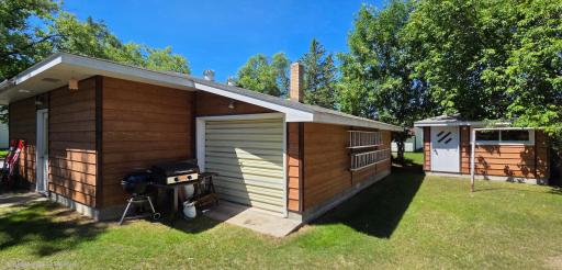 Enclosed lean-to