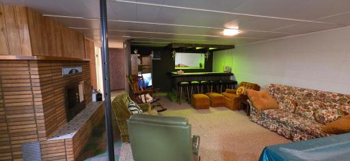 Lower level family room w/wet bar