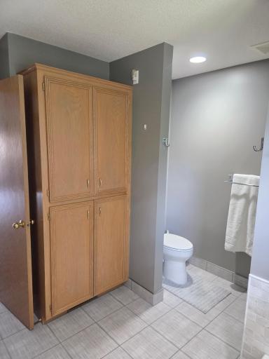 This built in linen closet offers so much storage in the primary bathroom.