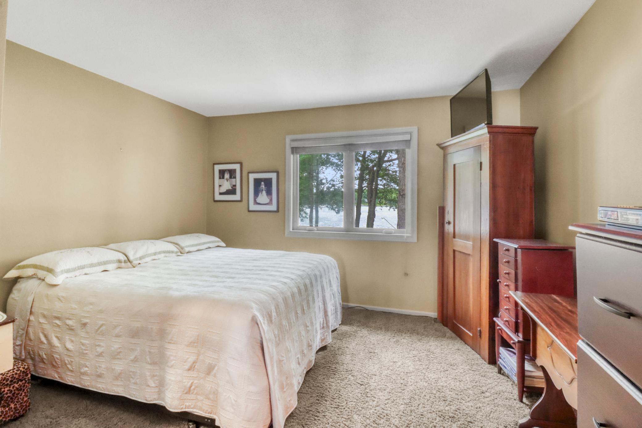 Bedroom1_1.JPG