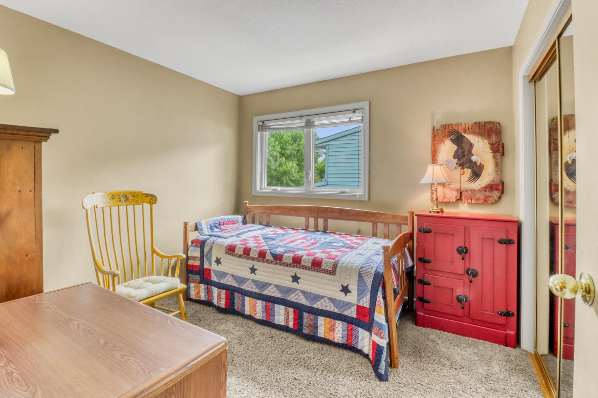 Bedroom3_1.JPG