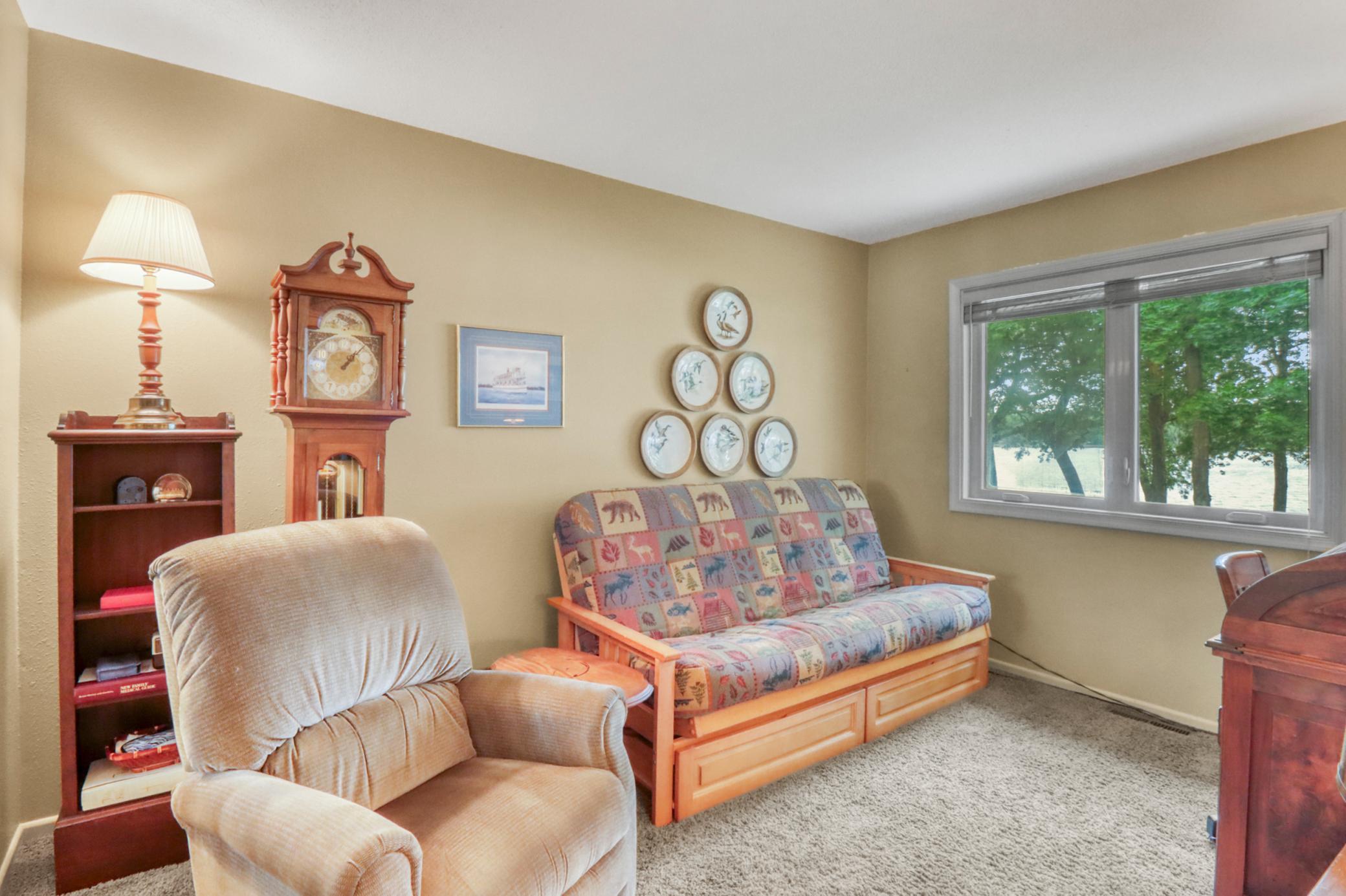 Bedroom2_1.JPG