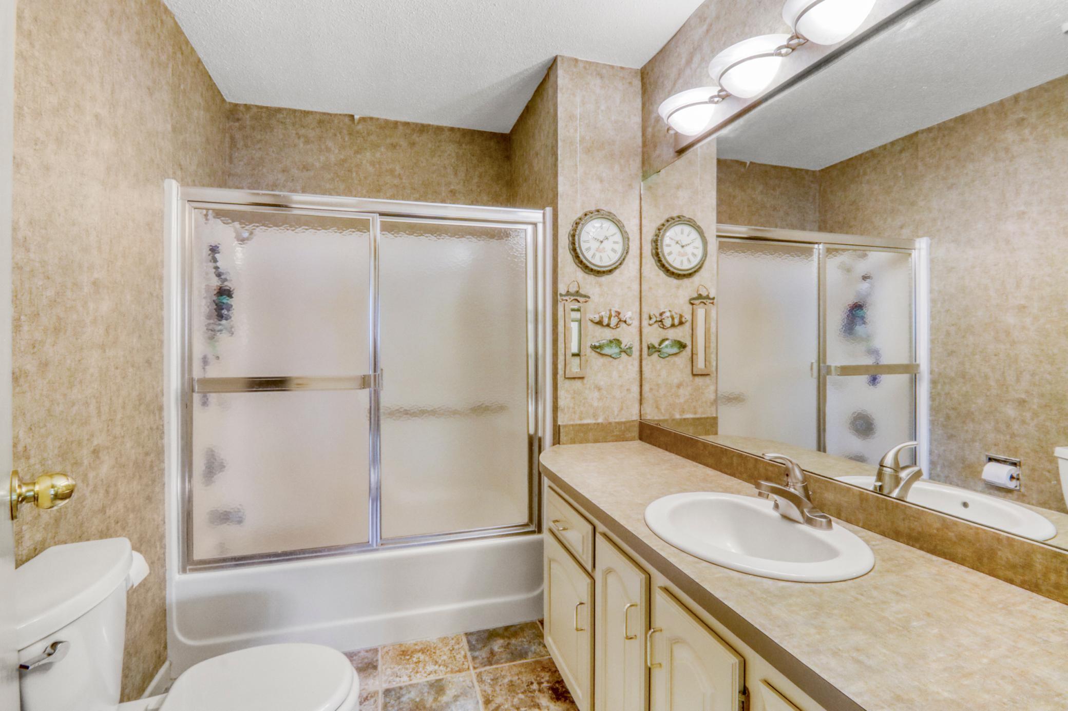 Upstairs Full Bathroom1_1.JPG