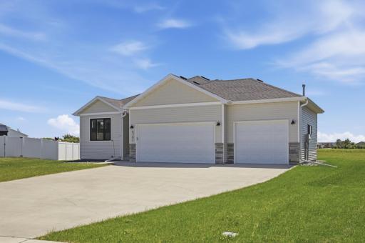 6702 72nd Avenue S, Horace, ND 58047