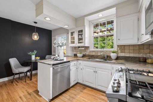 Eat-in kitchen with peninsula, granite countertops & stainless appliances.