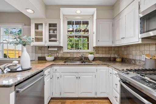 Eat-in kitchen with peninsula, granite countertops & stainless appliances.