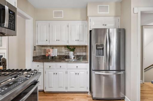 Eat-in kitchen with peninsula, granite countertops & stainless appliances.