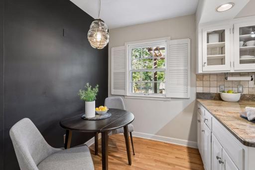 Eat-in kitchen with peninsula, granite countertops & stainless appliances.
