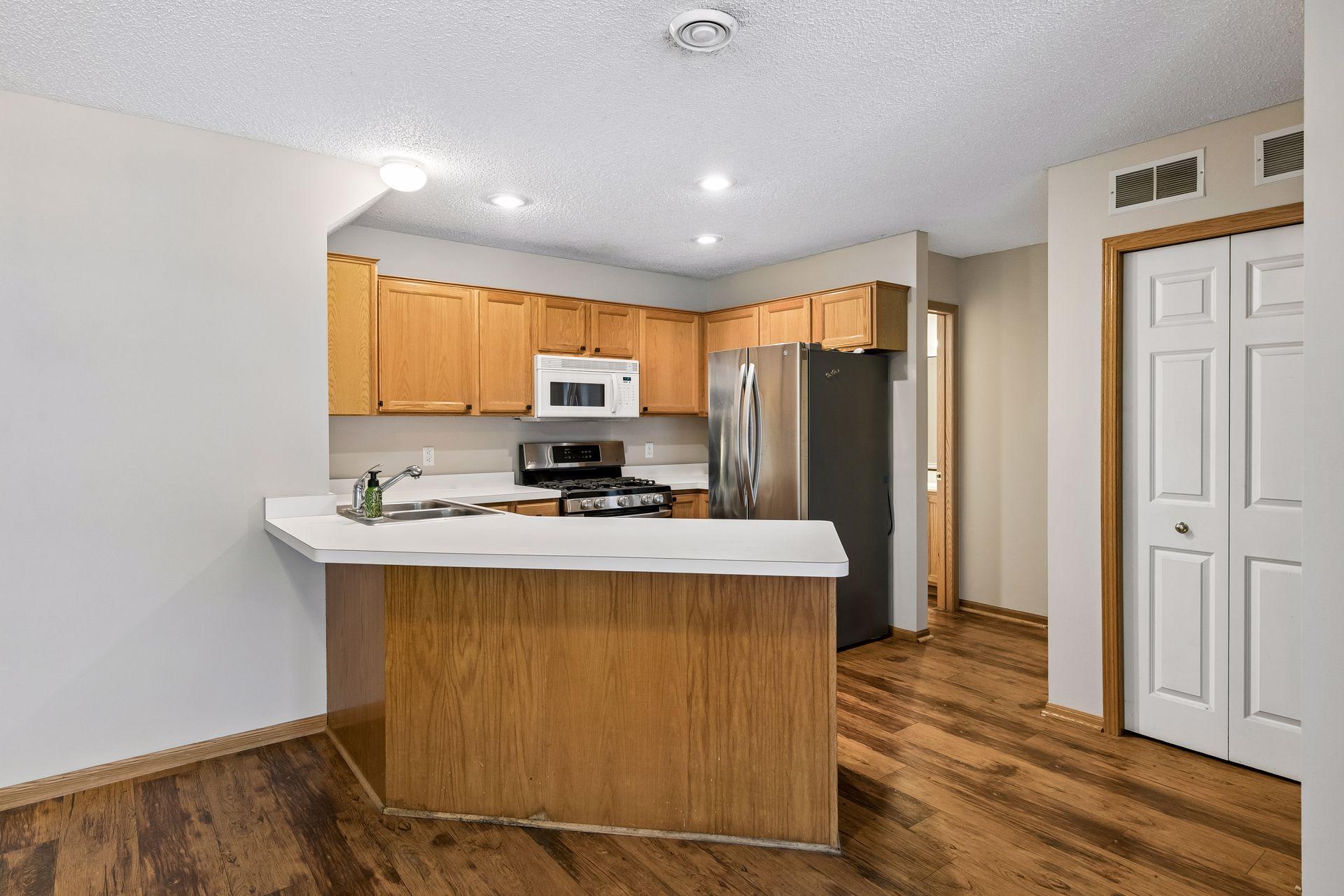 Spacious kitchen with breakfast bar