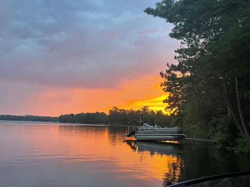 This cabin offers unforgettable sunset views over the lake, creating a breathtaking backdrop for everyday living.