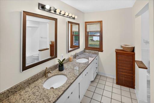 2207 Holloway Avenue E, Saint Paul, MN 55109