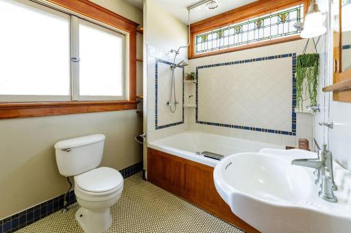 Full bathroom with Rain shower and jacuzzi tub