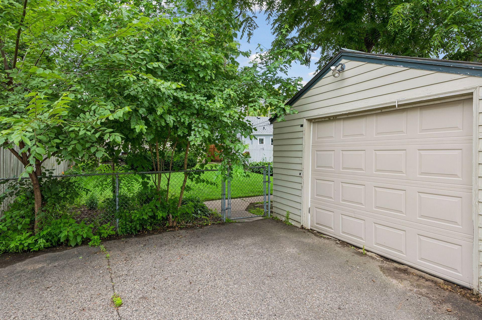 One car detached garage