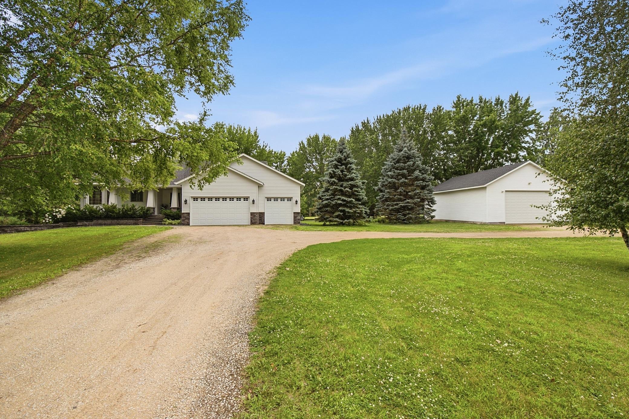 Acreage in town???? Here it is!