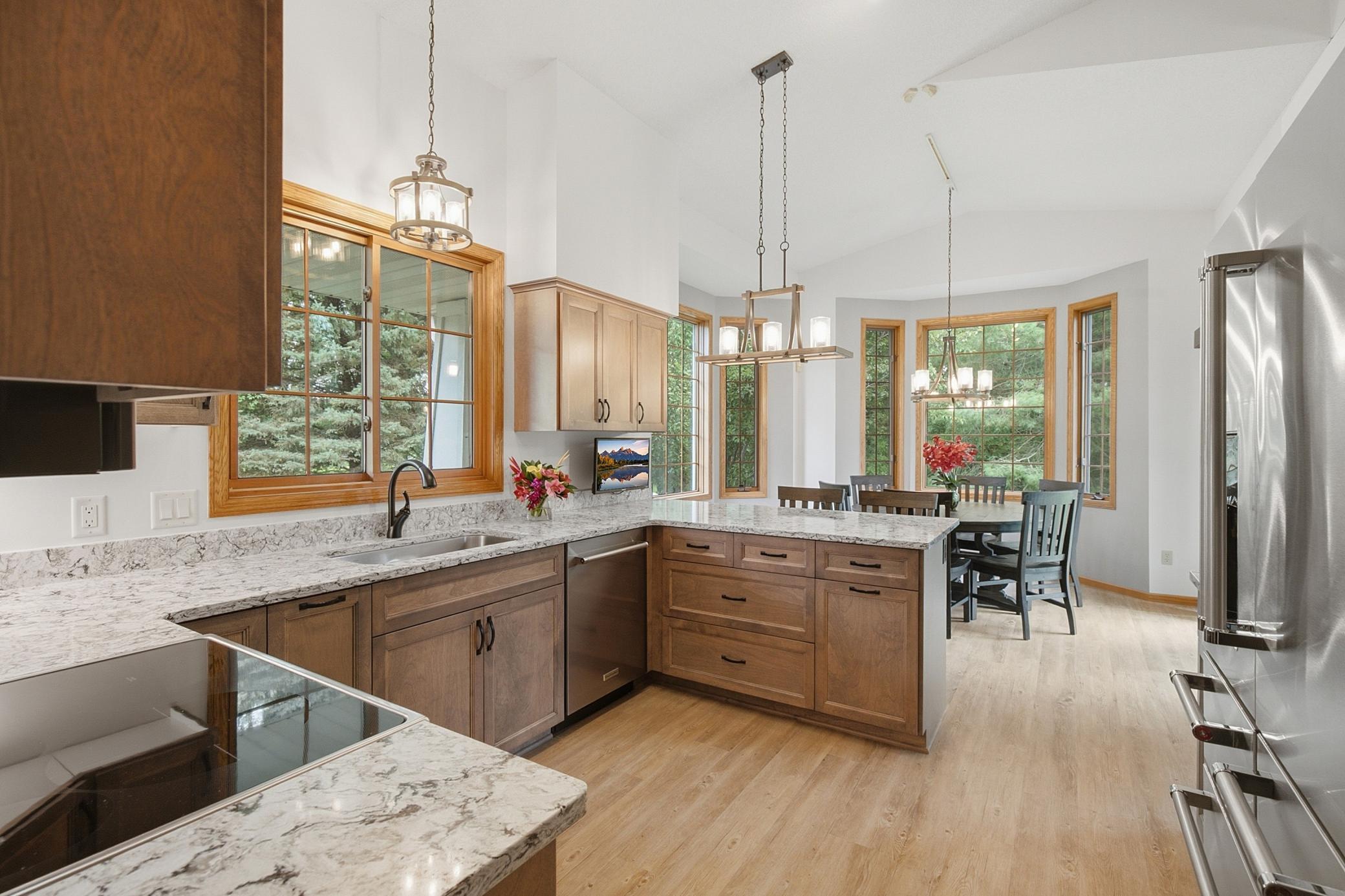 Surrounded by windows and views, working in the kitchen is a lot more enjoyable!