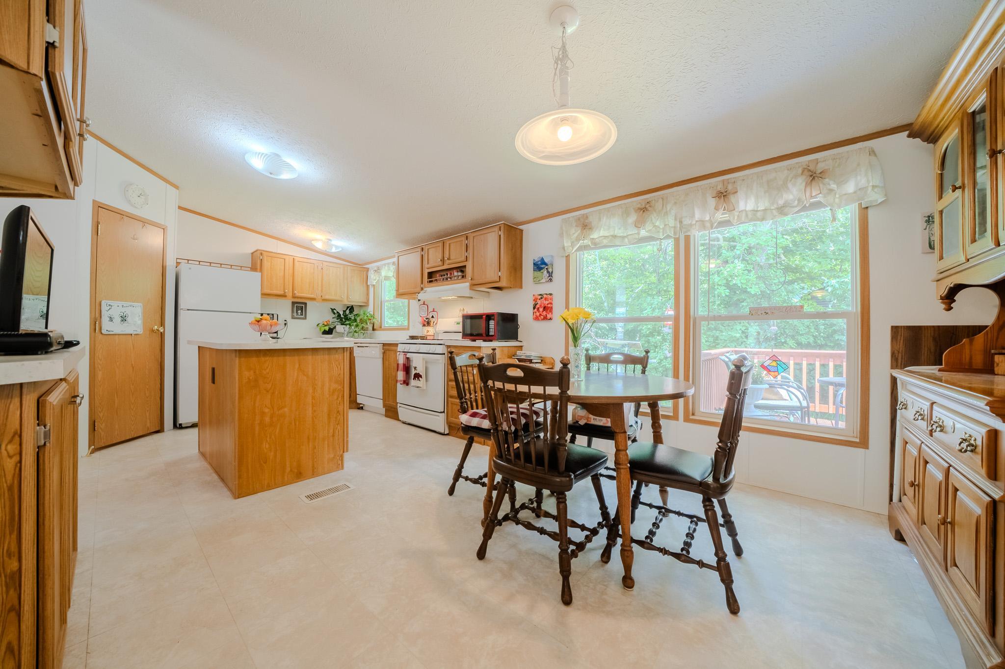 Eat-in kitchen