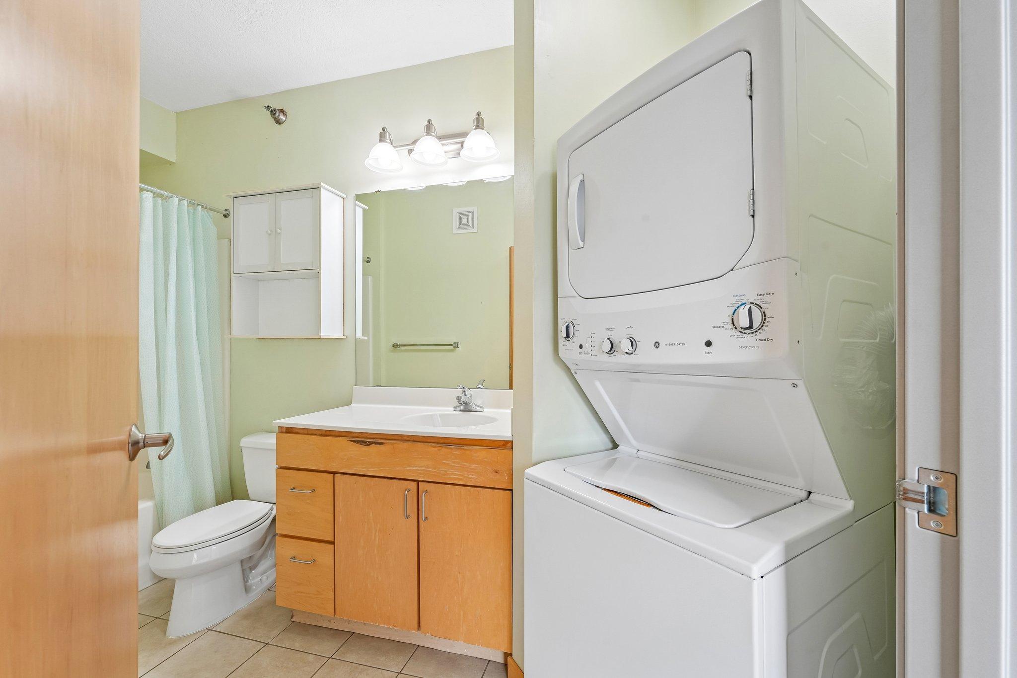 14-web-or-mls-University Ave 109-S2207-014.jpg