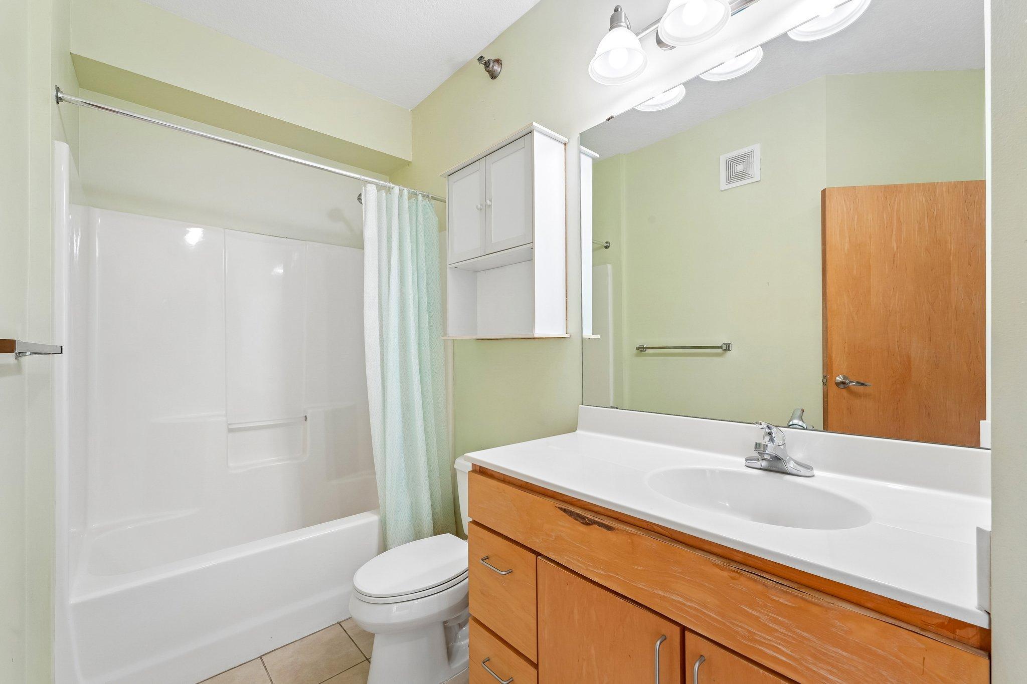 15-web-or-mls-University Ave 109-S2207-015.jpg