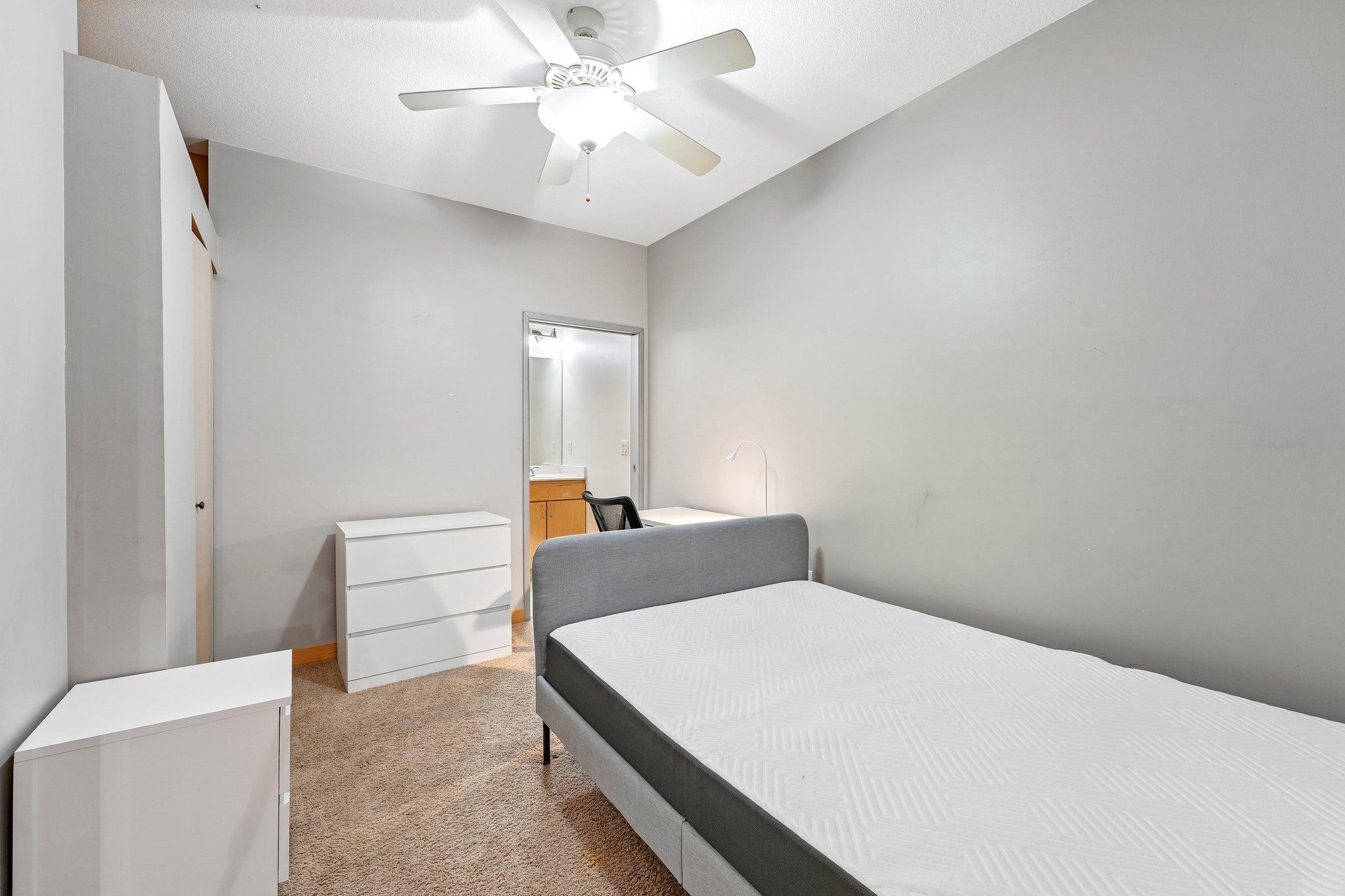 16-web-or-mls-University Ave 109-S2207-016.jpg