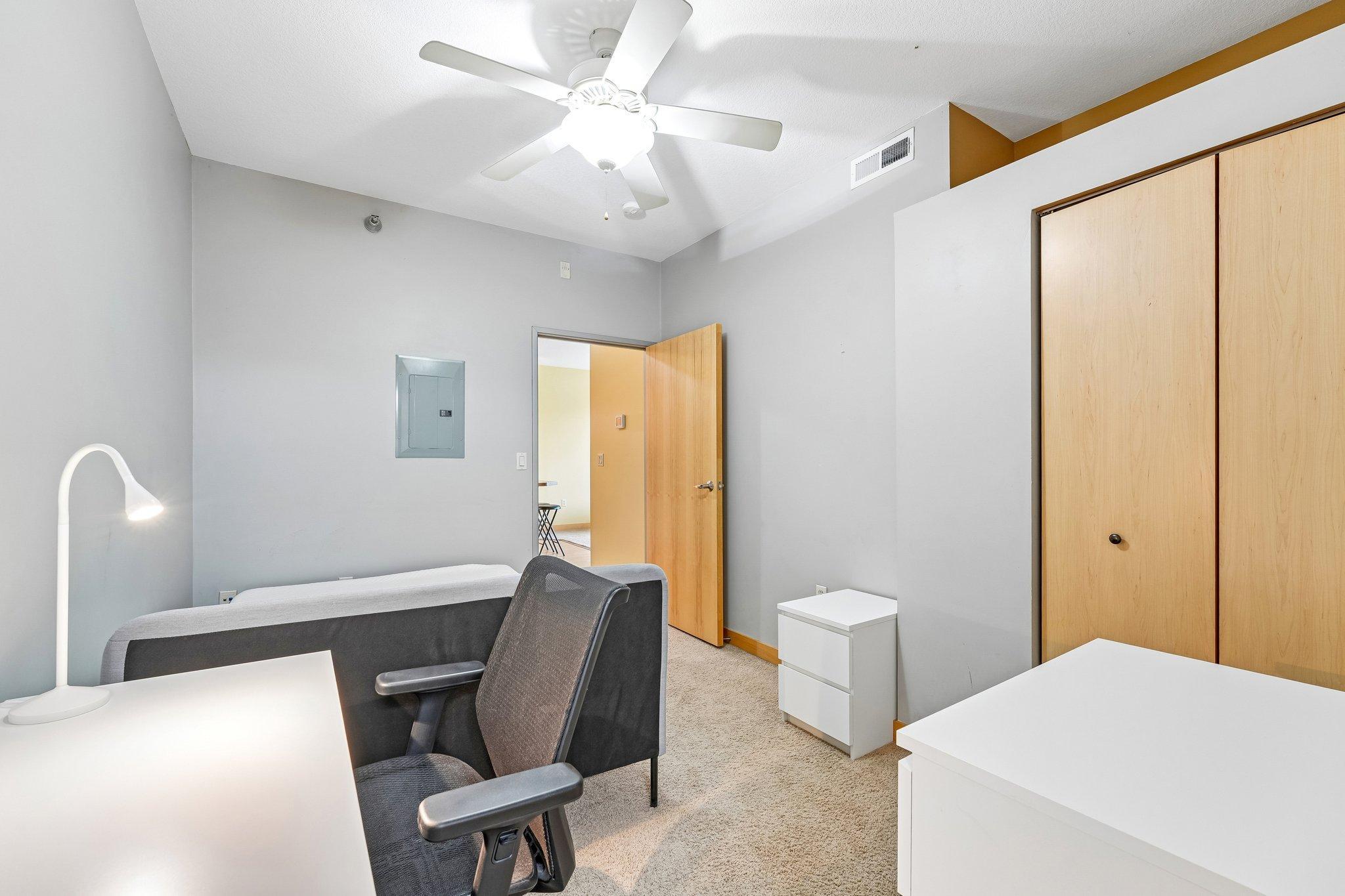 18-web-or-mls-University Ave 109-S2207-018.jpg