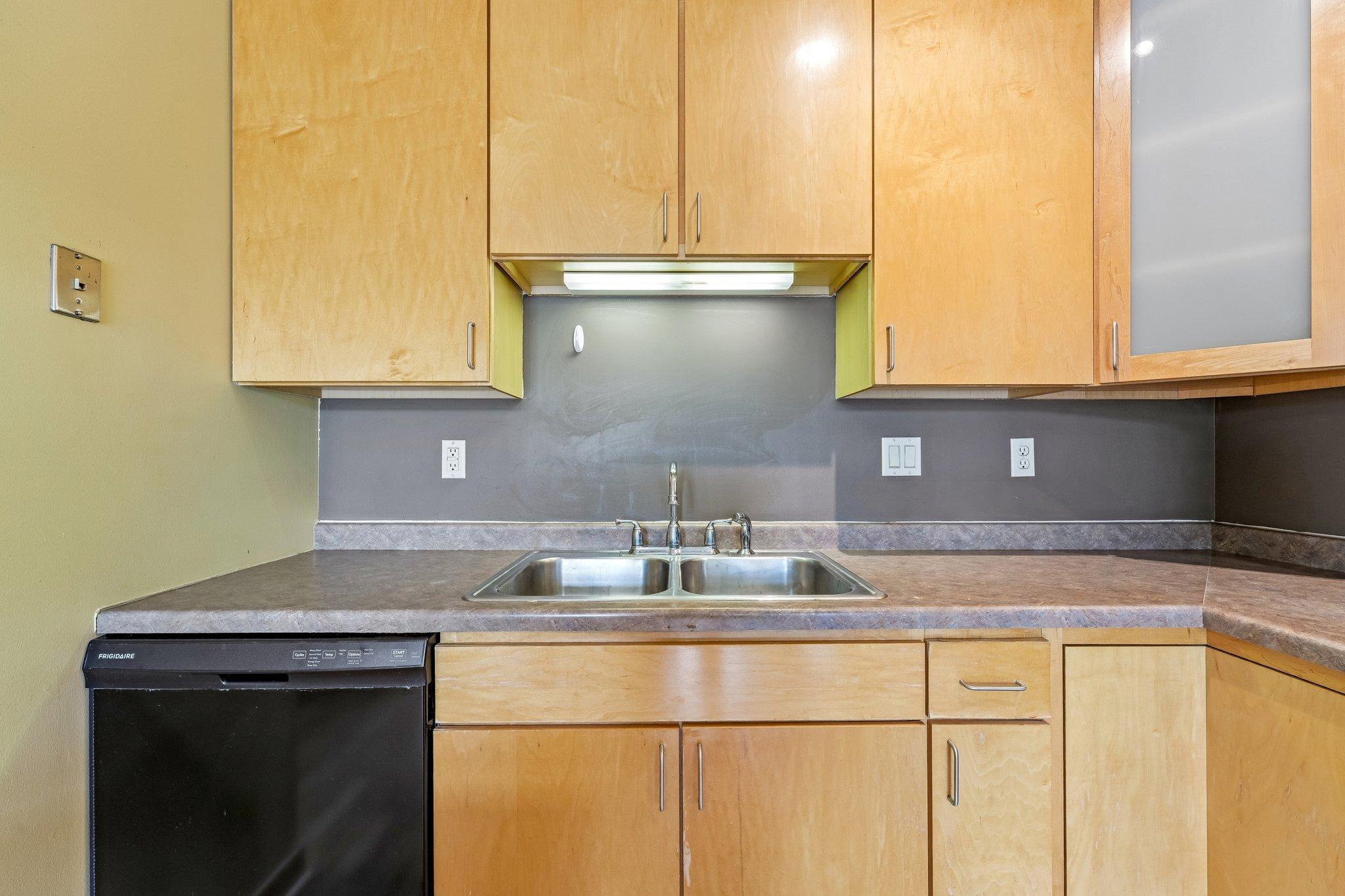 8-web-or-mls-University Ave 109-S2207-008.jpg