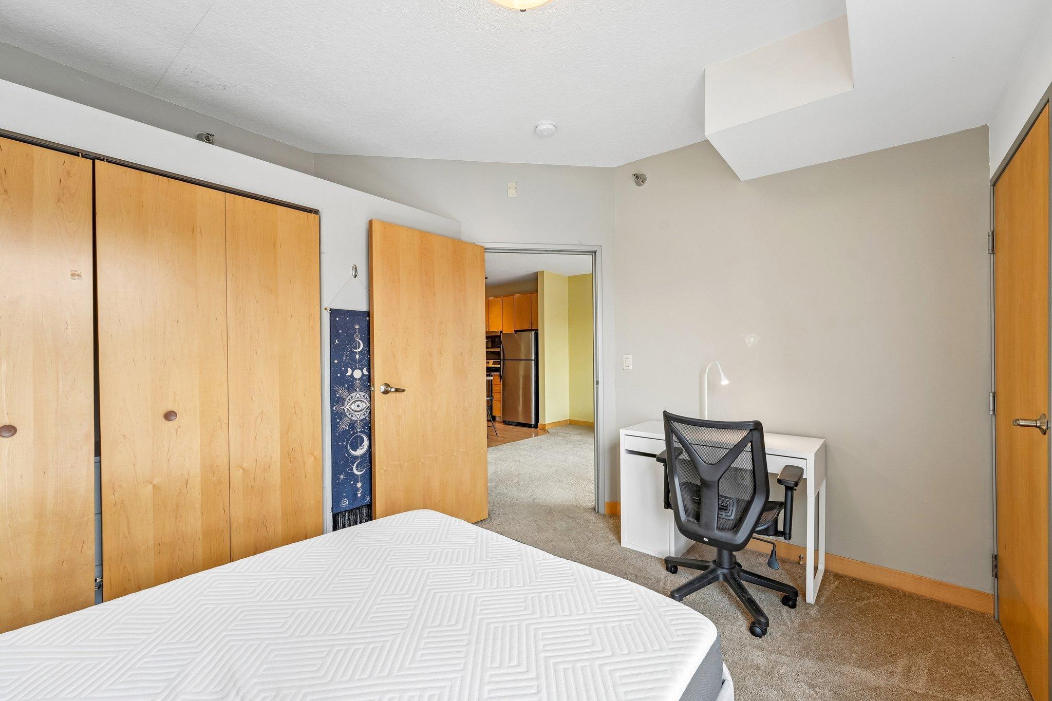 13-web-or-mls-University Ave 109-S2207-013.jpg