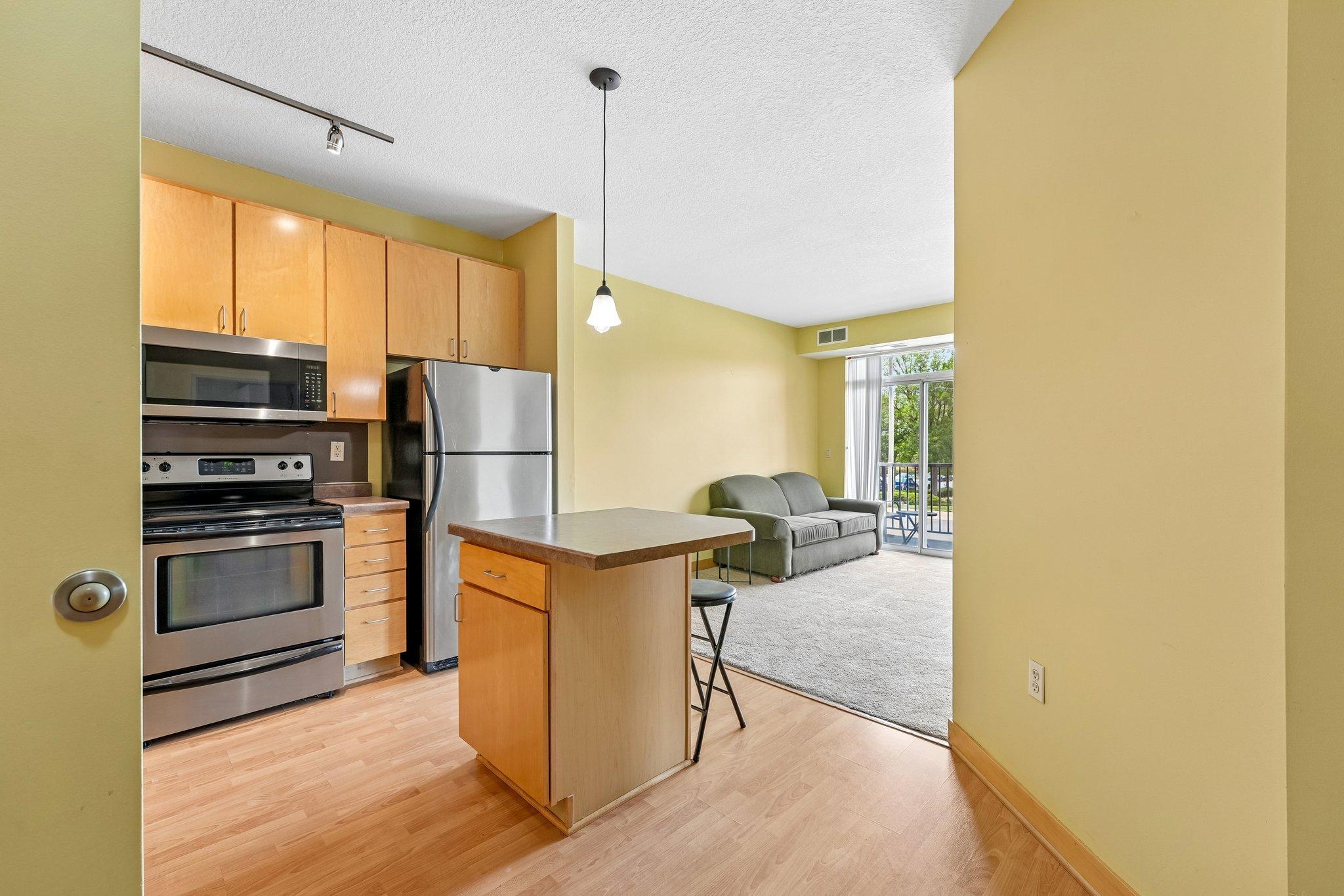 6-web-or-mls-University Ave 109-S2207-006.jpg