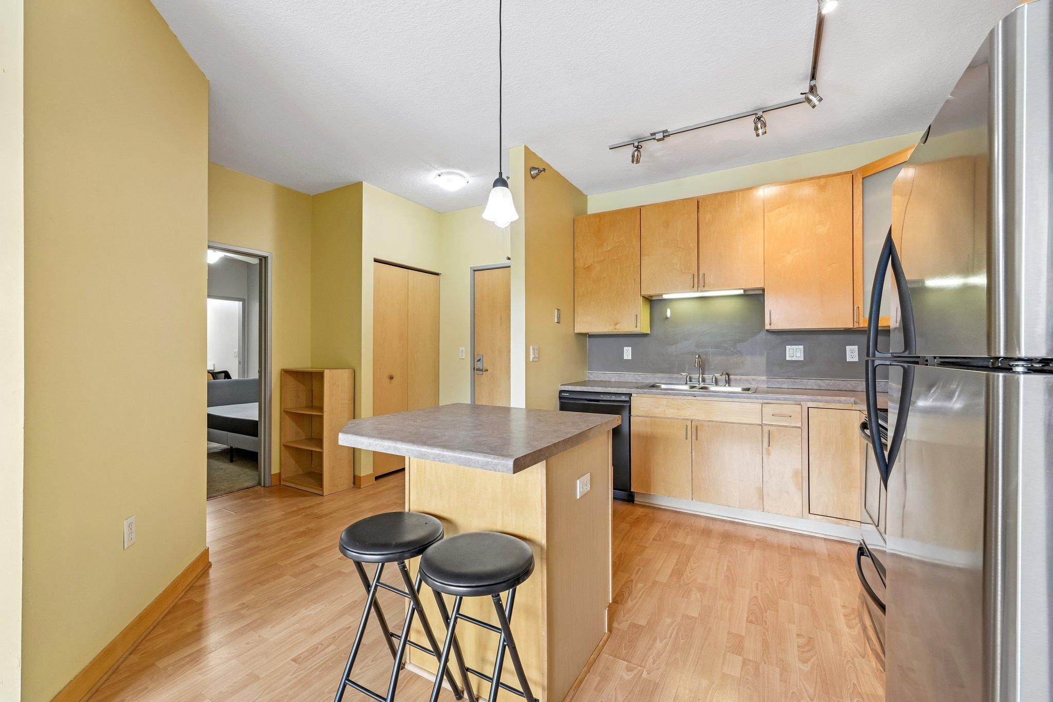 10-web-or-mls-University Ave 109-S2207-010.jpg