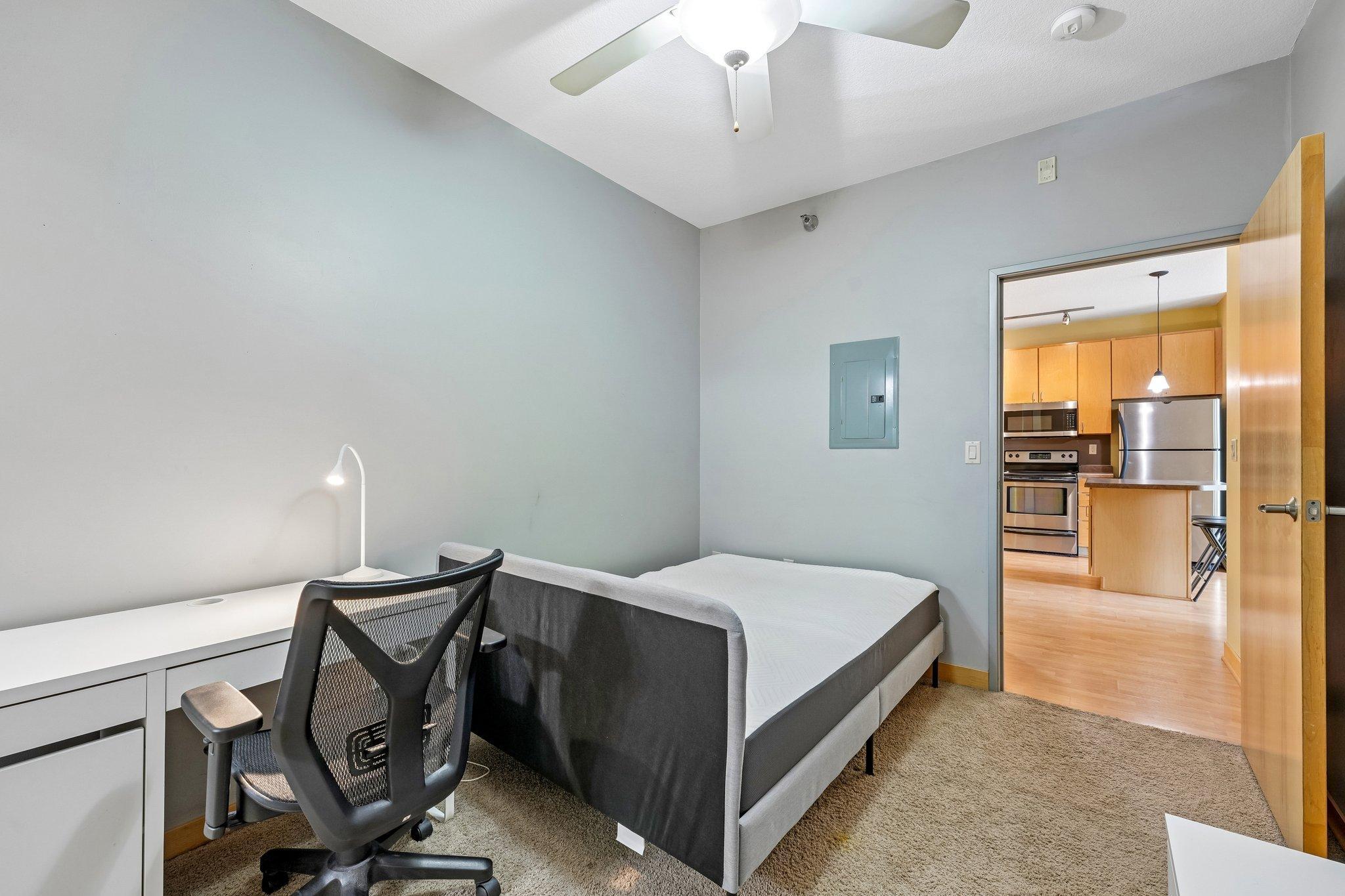 17-web-or-mls-University Ave 109-S2207-017.jpg