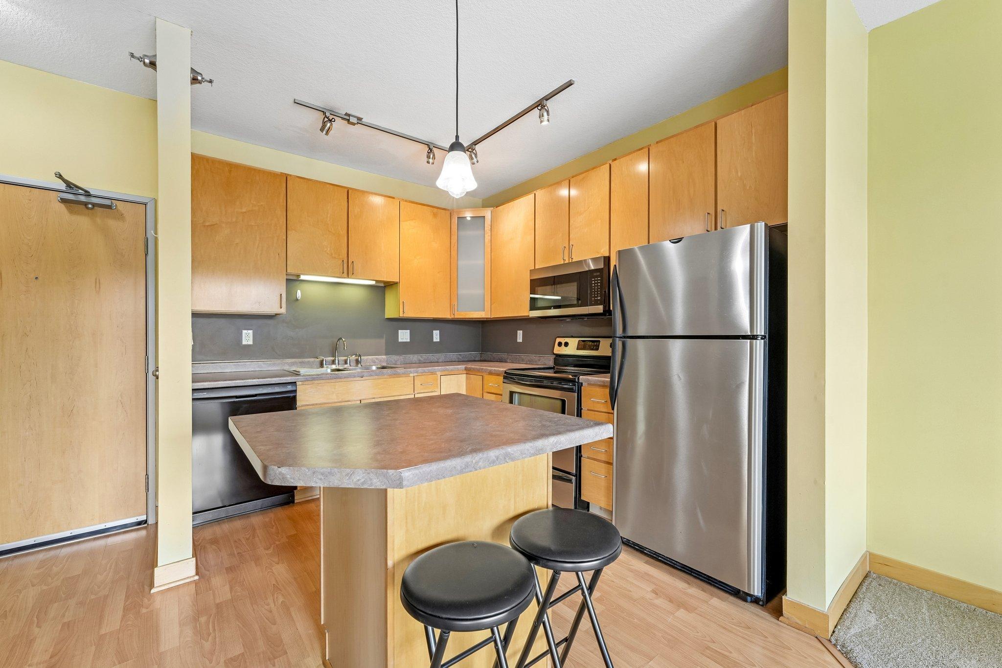 11-web-or-mls-University Ave 109-S2207-011.jpg